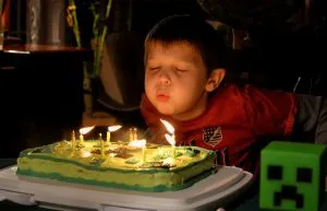 dziecko z tortem urodzinowym
